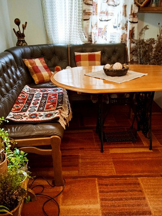 Продам кухонний куток б/в . Основа дуб а сидіння шкіряні ,