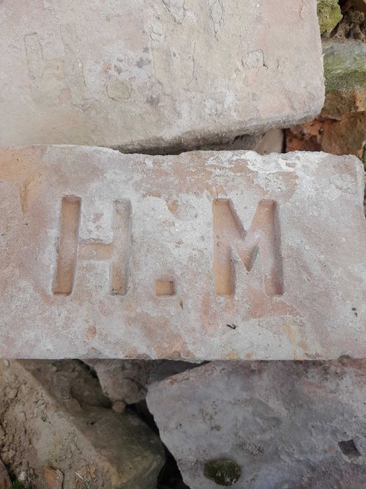 Цегла з клеймом.