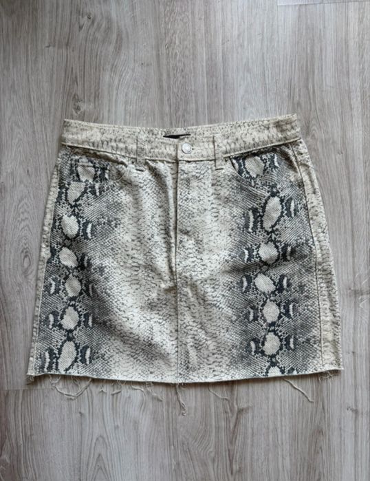 Jeansowa spodniczka mini w wężowy wzór