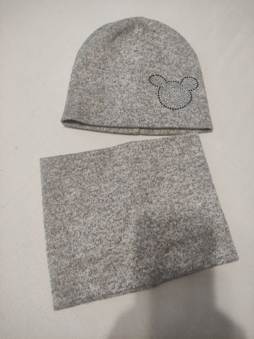 Шапка і снуд на всі.В ідеальному стані.