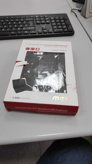Capa universal com teclado para Tablet 7"