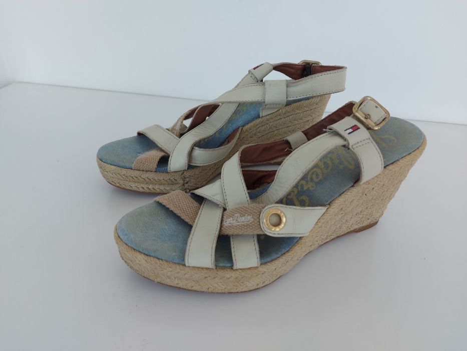 Buty sandały skórzane na koturnie Tommy Hilfiger w rozmiarze 38