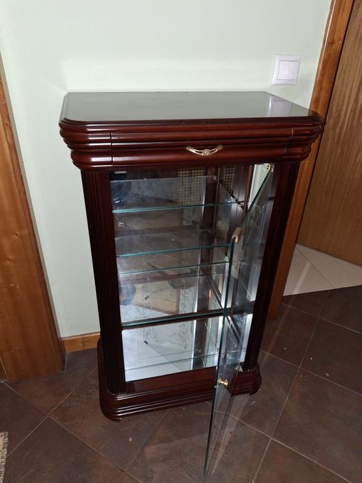 Cristaleira em mogno