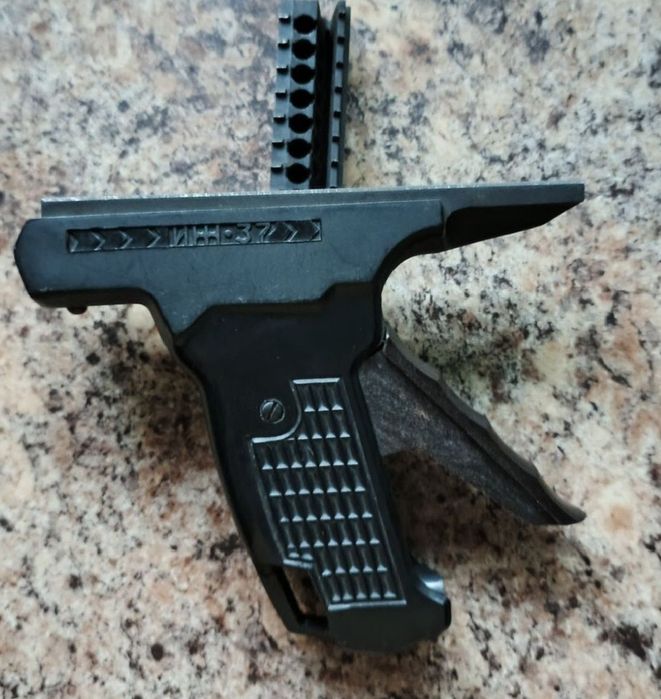 Продам пистолет игрушечный на пистонах