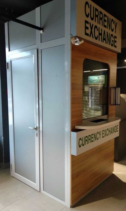 Обмен валют, обменка, пункт обмена валют, касса, капсула, броне двери