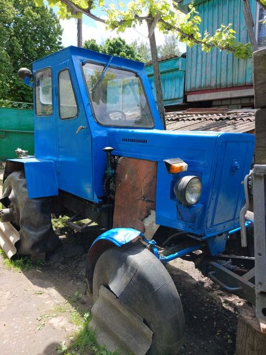 Саморобний трактор з плугами та причепом