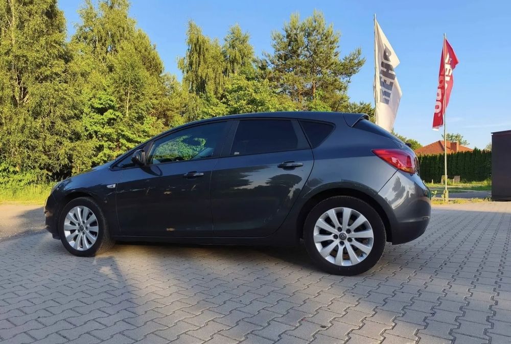Opel Astra J 2011