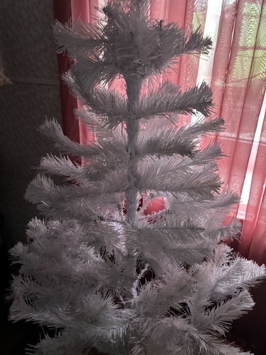 Продам чудову білу ялинку