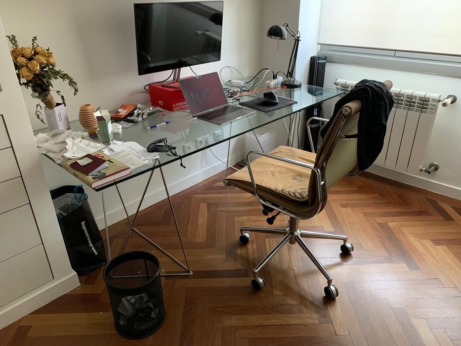Mesa de escritório com tampo em vidro feito a medida