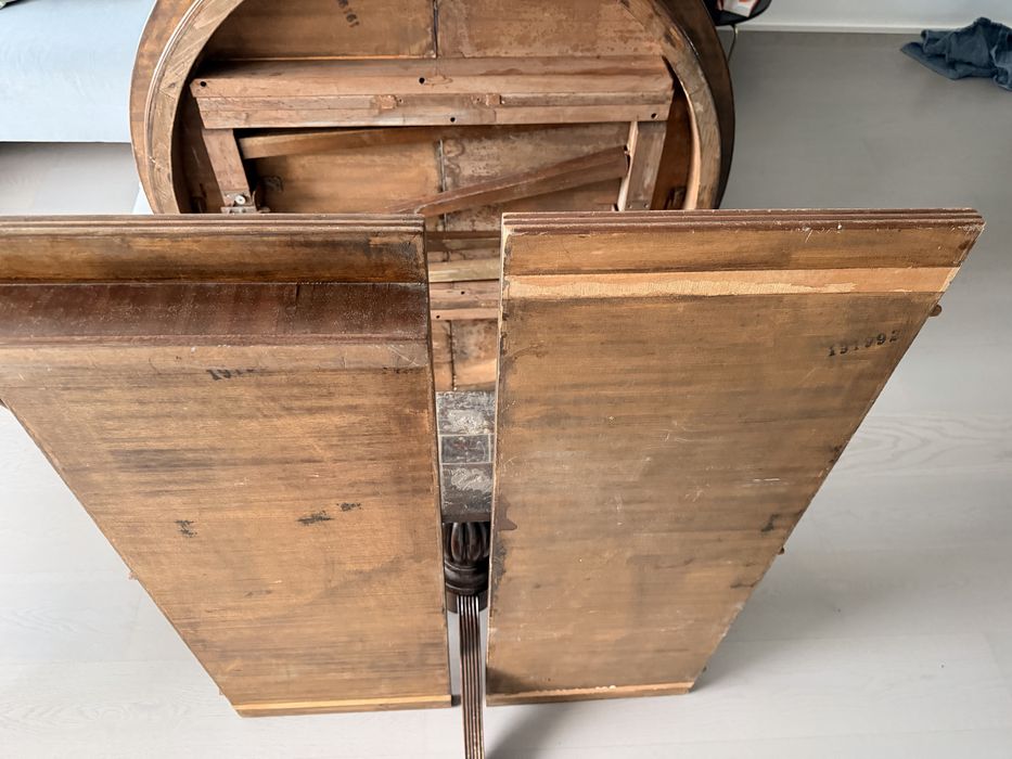 Mesa de jantar extensivel em madeira maciça (numerada)