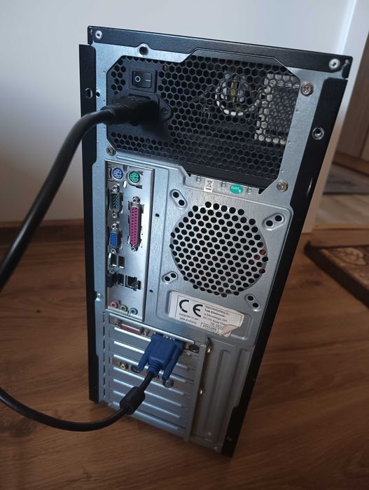 Komputer stacjonarny stacja dysków CD/DVD z monitorem Hyundai.