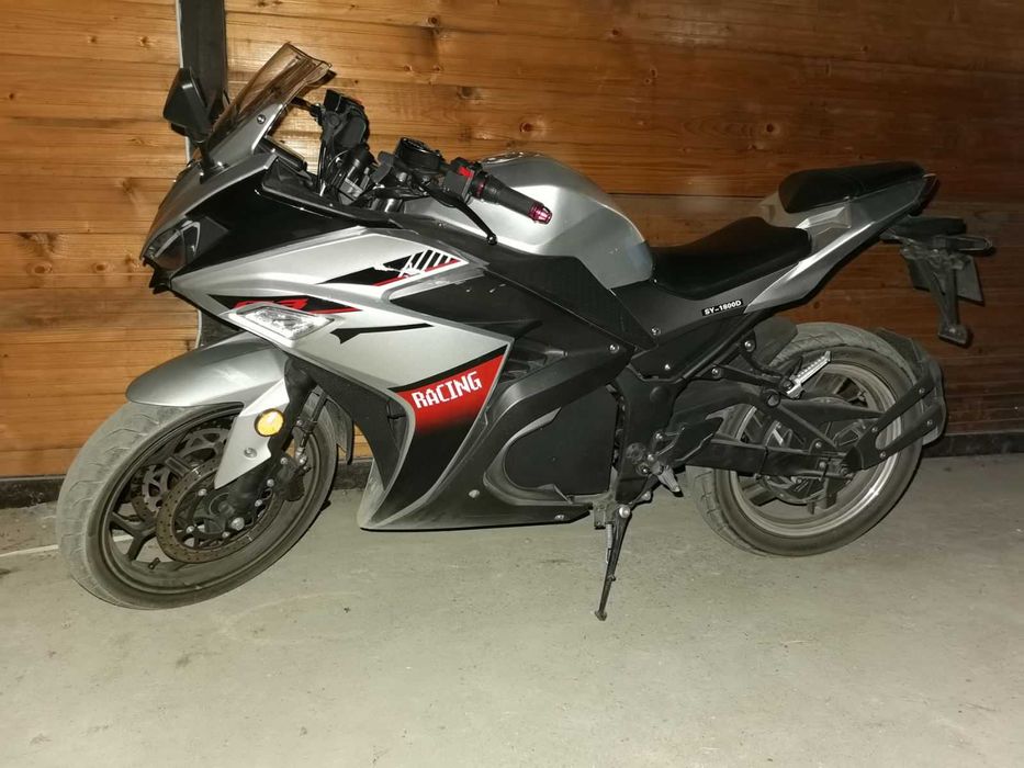 Электромотоцикл, стиль дизайна Yamaha YZF-R3.