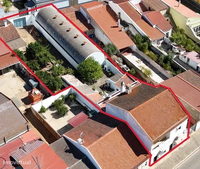 Beja: Moradia T4 + 2 Armazéns + Comércio