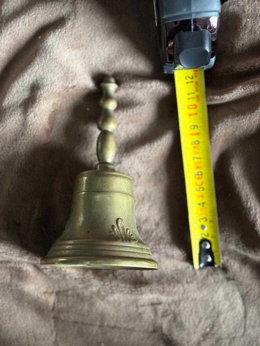 Stary dzwonek z mosiądzu