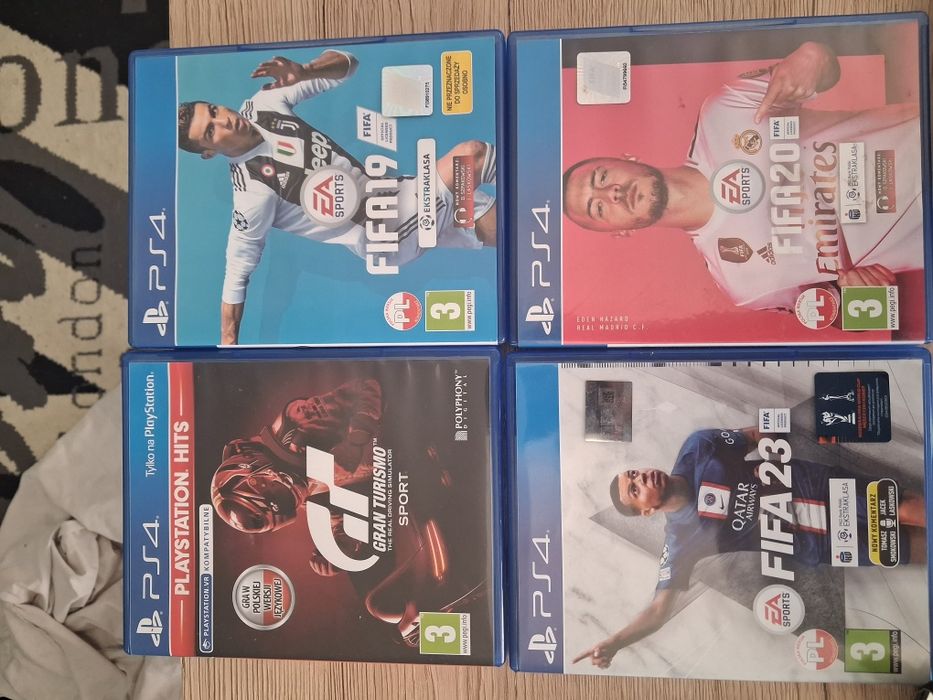 PlayStation 4 z padami I grami