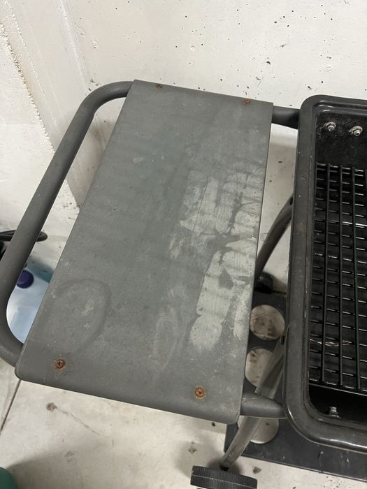 Grelhador barbacue com laterais de apoio