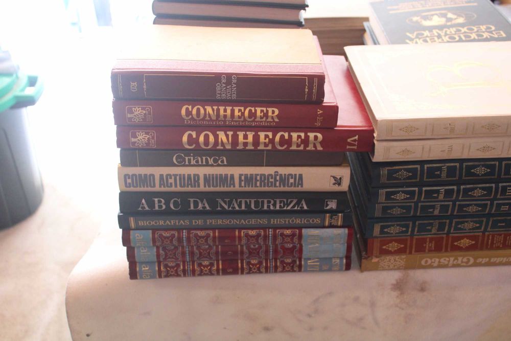 Coleção de 70 Livros Encadernados – várias coleções