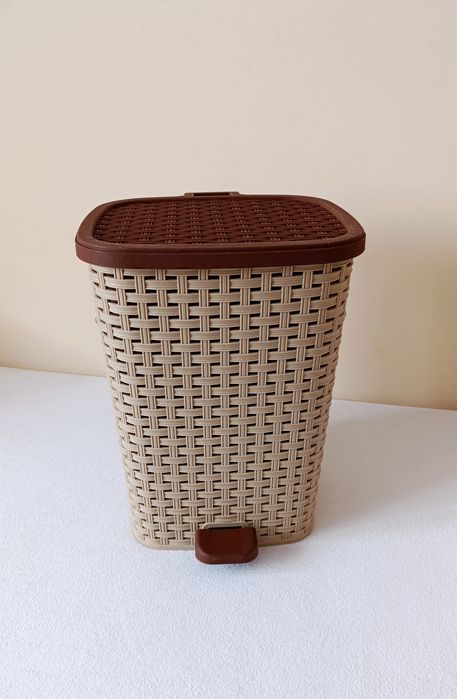 Rattanowy kosz na śmieci z pedałem 30L
