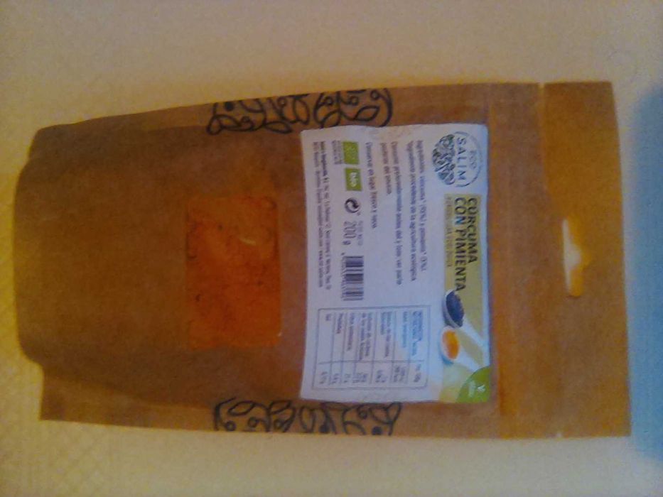 "Açafrão orgânico e pimenta em pó"