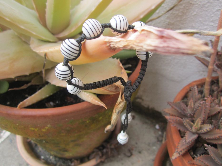 Pulseira preto e branco ajustável Artesanato Índios Pataxós