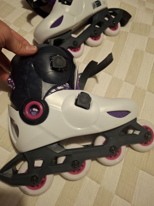 Patins em linha e capacete