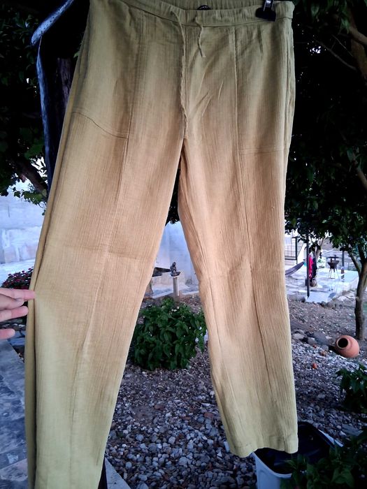Calças largas e blusa