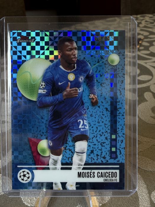 Moisés Caicedo Blue Geometric Refractor /99 Topps Finest