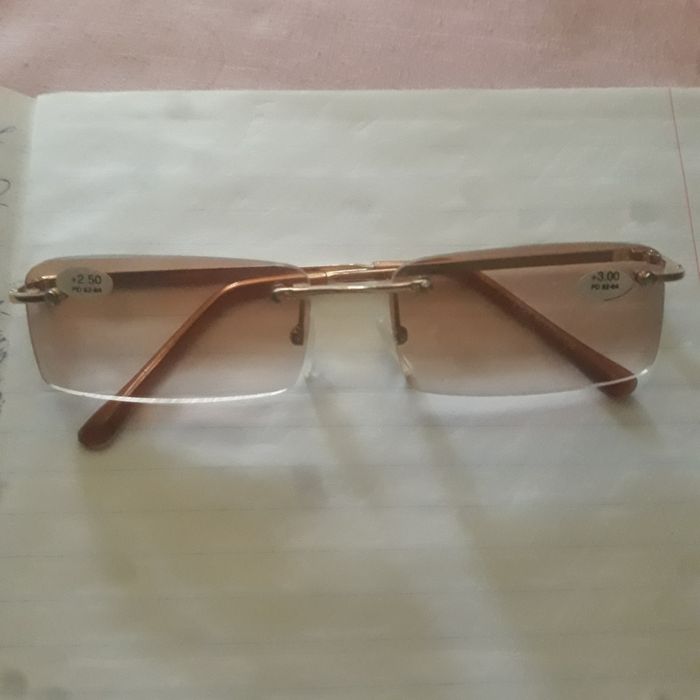 Безоправная оправа тонированная, +2,5; +3,5.