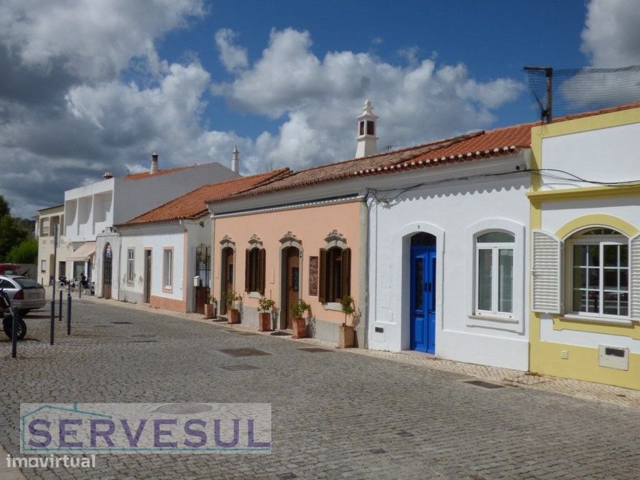 Casa térrea totalmente renovada com 1 quarto e pequeno quintal, loc...