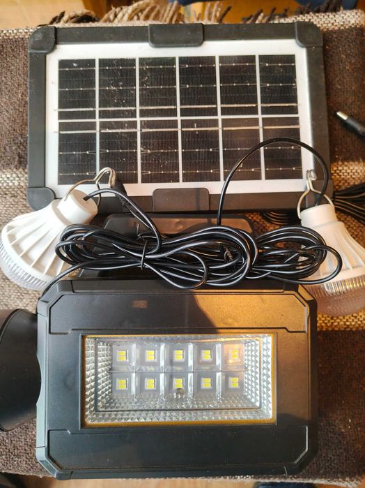 Ліхтар-прожектор плюс дві лед лампи та сонячна панель