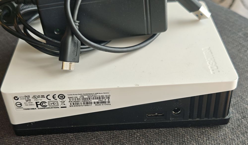 Zewnętrzny dysk twardy firmy Toshiba w środku Maxtor 250GB