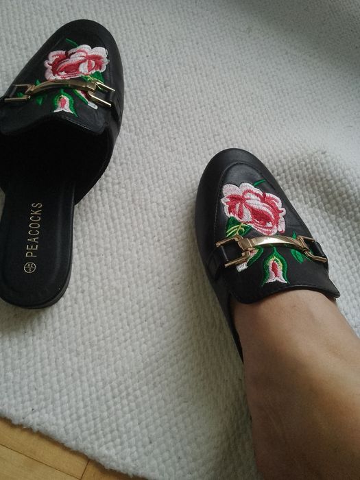 Klapki 38 czarne z haftem
