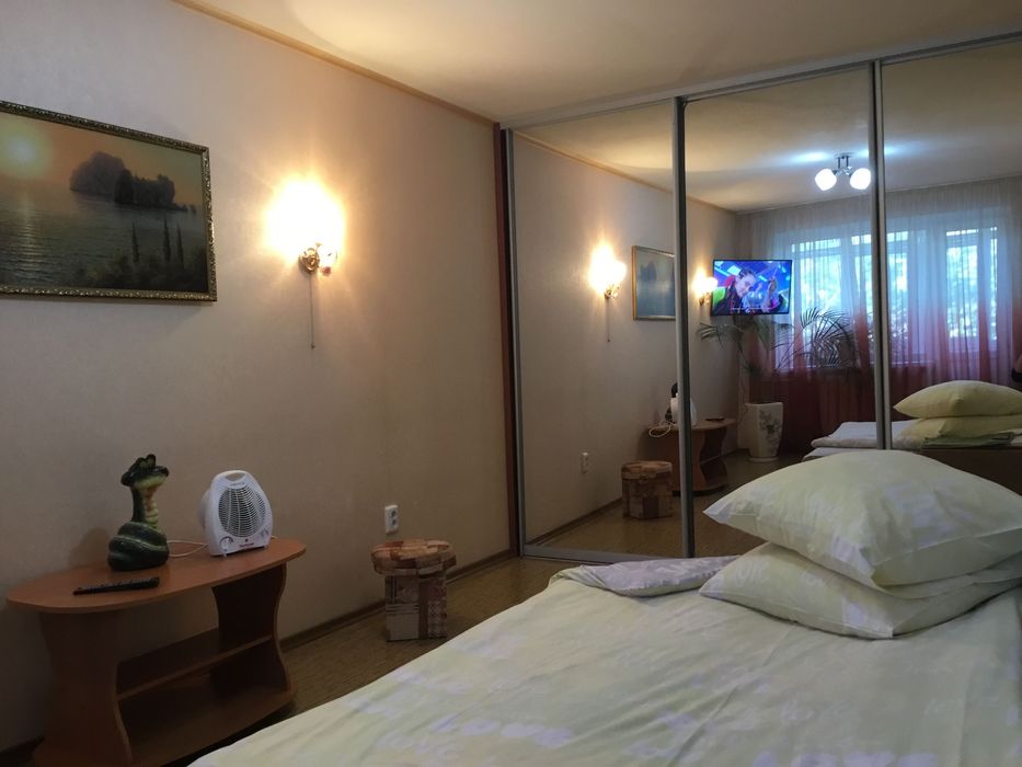 Посуточно 1 ком.квартиру. 2 + 1 спальн. мест.. .Центр. г.Каменское.