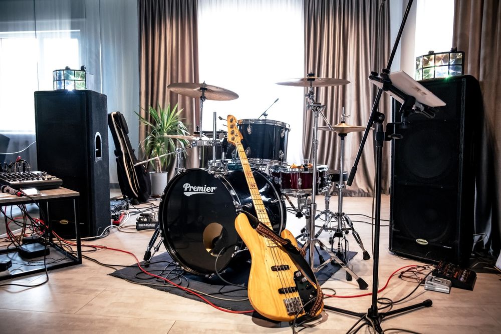 В рабочую кавер группу требуется поющий гитарист,  или поющий  клавишн