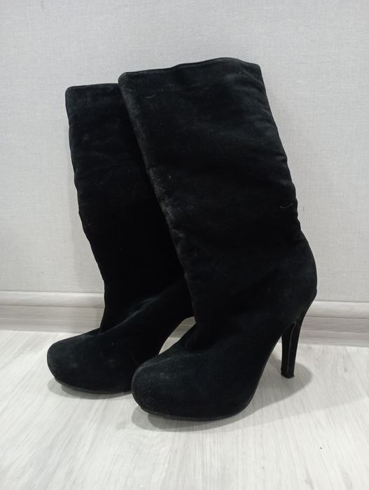 Замшеві сапожки на каблуку