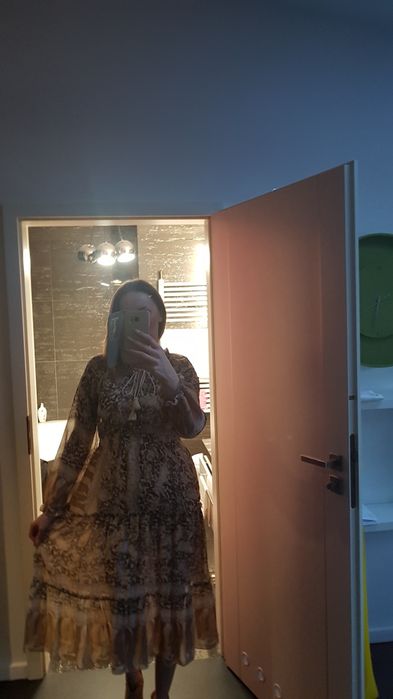 Beżowa sukienka z delikatnej tkaniny