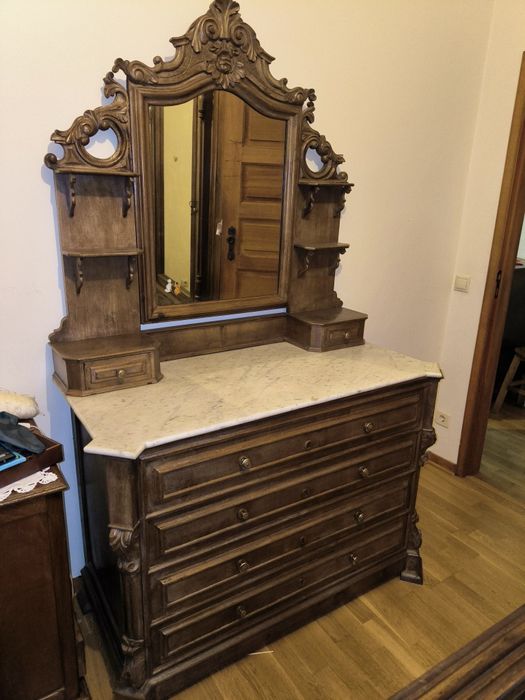 Cómoda se madeira maciça, com tampo de mármore