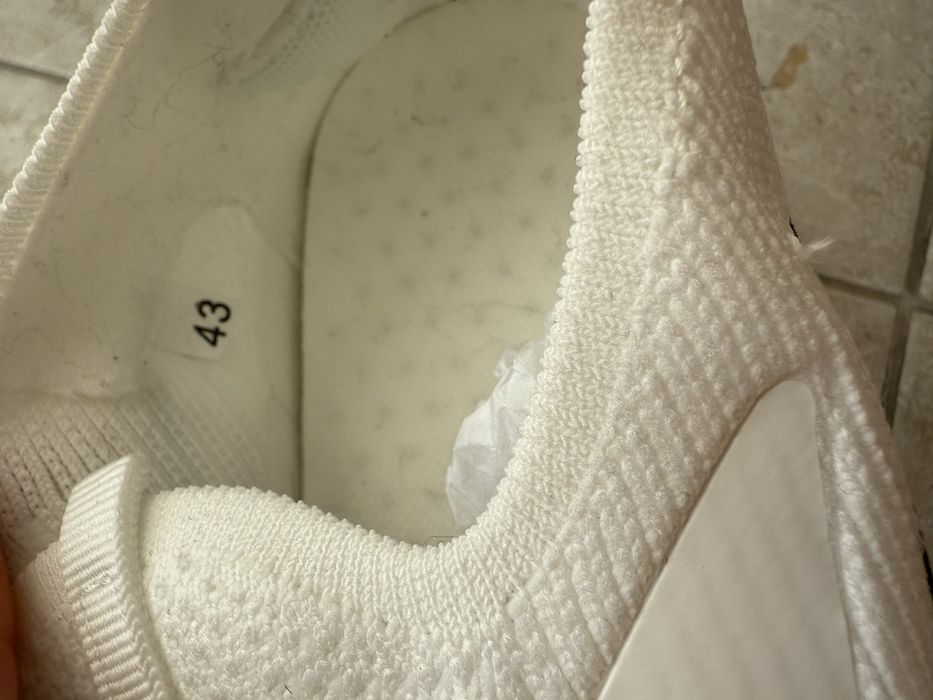 Бігові кросівки