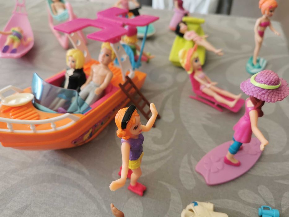 Conjunto de 13 Polly Pockets com barcos, roupas e equipamentos