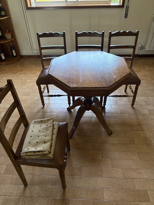 Mesa e cadeiras (tenho 4 conjuntos iguais aos das fotos)