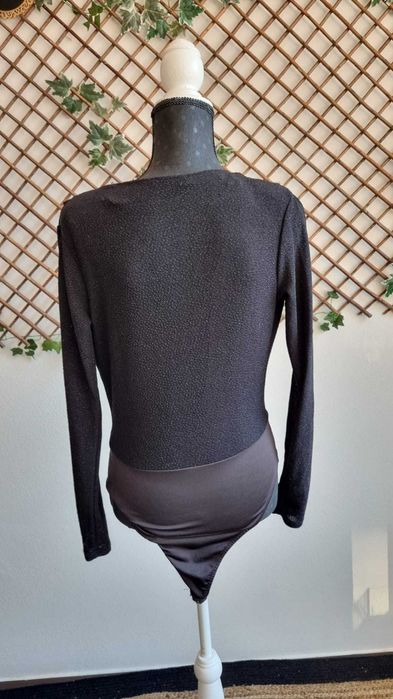 Body preto com brilho discreto - manga comprida - decote em V