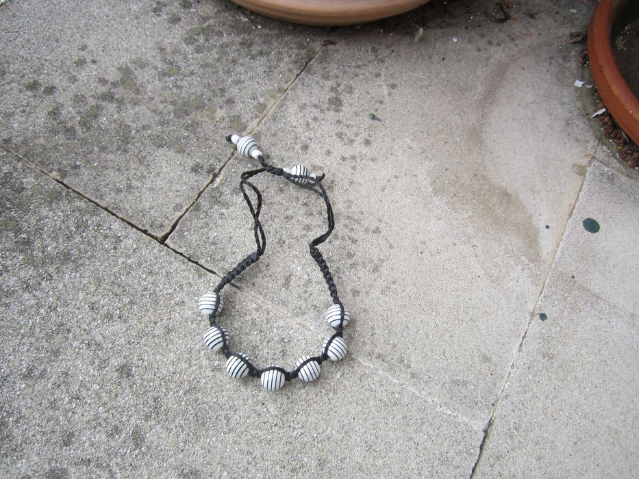 Pulseira preto e branco ajustável Artesanato Índios Pataxós