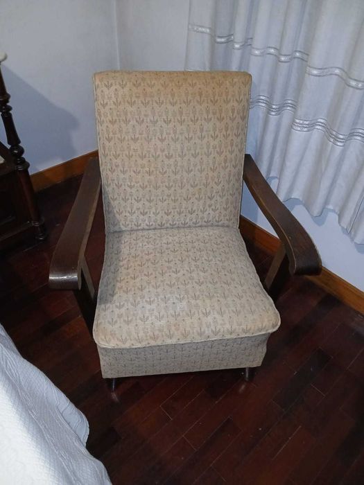 Cadeirão  vintage com braços em madeira
