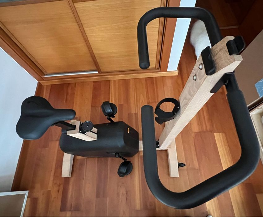 Bicicleta estática em madeira