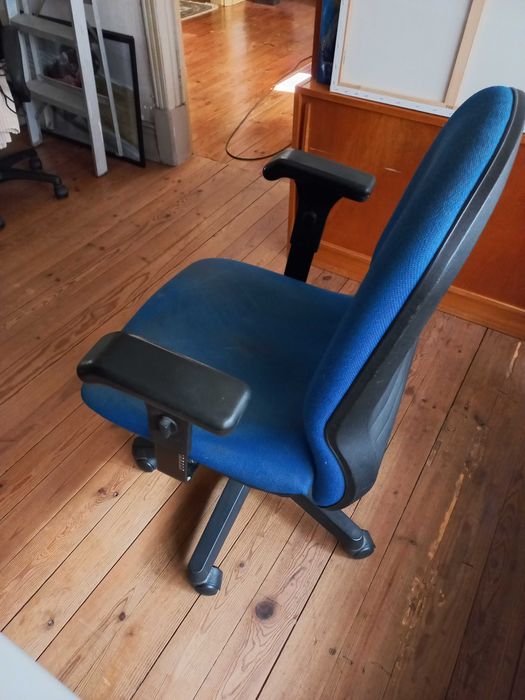 Cadeira de Escritório (Regulável)