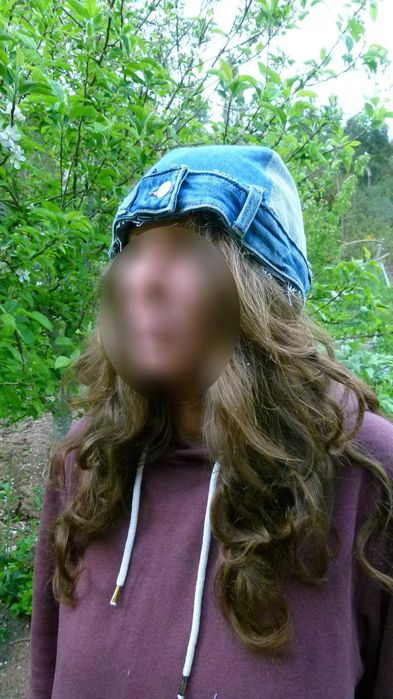 Gorro de ganga unissexo feito à mão em diferentes tons de azul (Handmade unisex denim beanie)