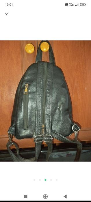 Рюкзак сріблястий та чорний.