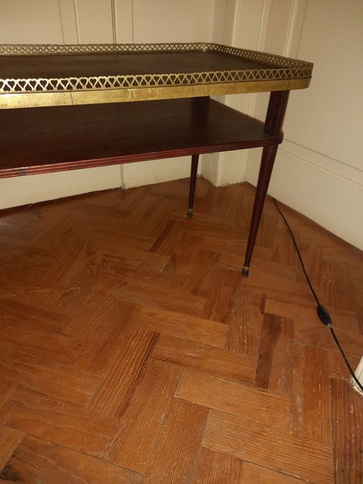 Mesa de centro com prateleira em baixo