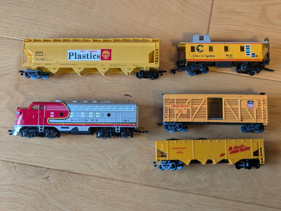 Lokomotywa Bachmann Santa Fe 307 z wagonami skala H0