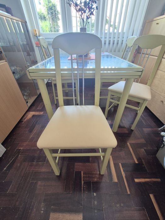 Mesa e cadeiras